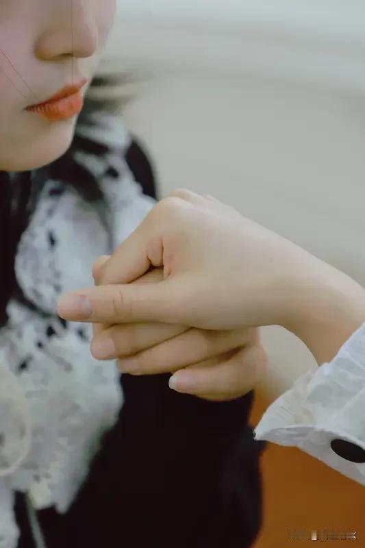 女生真心爱上一个人的7个真实本能反应女生一旦深深喜欢上一个人，藏不住的本能