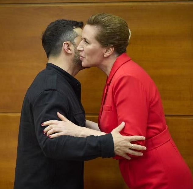 在俄乌战争中，丹麦给予了乌克兰巨额援助，泽连斯基与丹麦首相弗雷泽里克森这种关系，