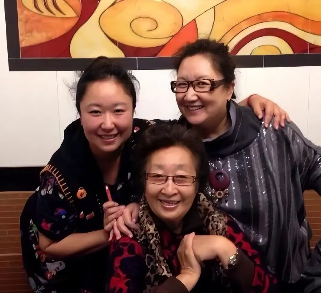 演员彭玉人生中最重要的5个人第一任丈夫赵文欣，曾在哈尔滨话剧院就职，1995年因病去世，距今31年第