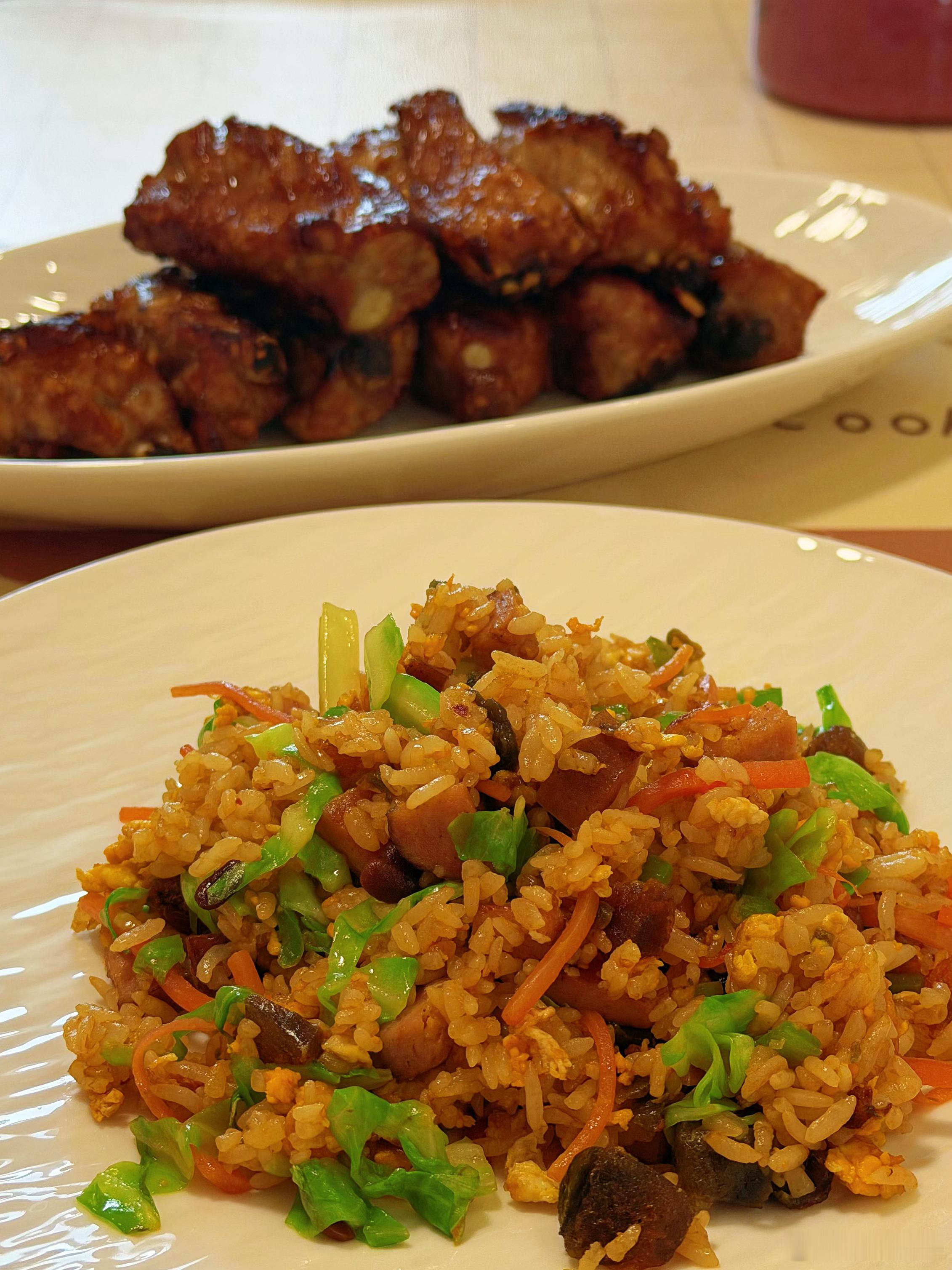 今晚尝试做了一个皮蛋炒饭，烤了点排骨