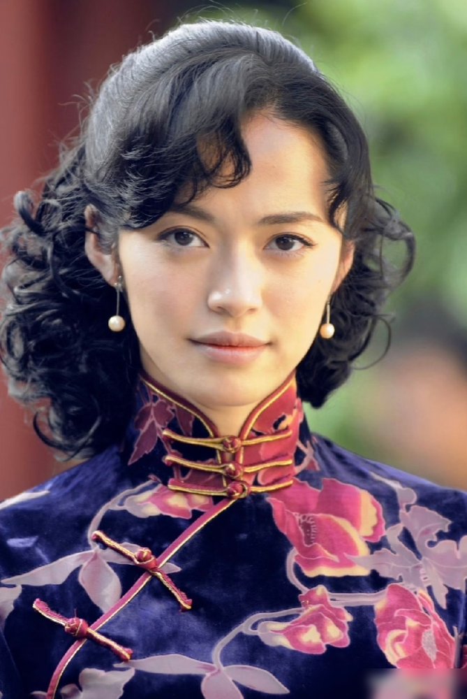 姚晨说余则成的眼镜是她建议的，可片场真实情况根本不是这么回事。当初定的就是辛柏青和朱媛媛两口子，朱媛