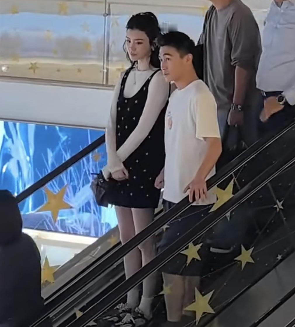 我问我闺蜜：奚梦瑶何猷君那么有钱，为什么还要去免税店买东西？我闺蜜竖起两个手