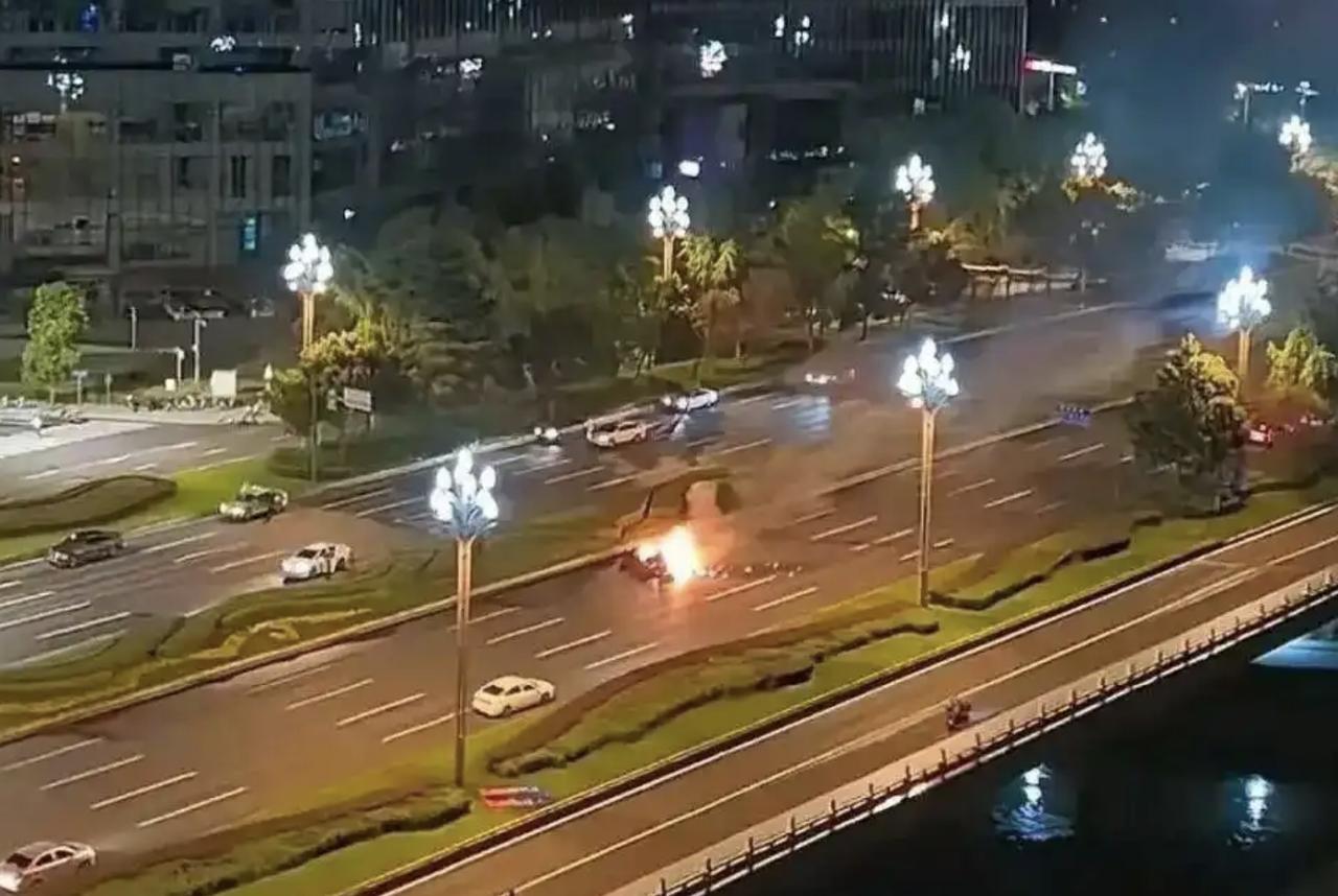 四川西华交通司法鉴定中心的一纸《司法鉴定意见书》将人们的视线重新拉回了去年成都的