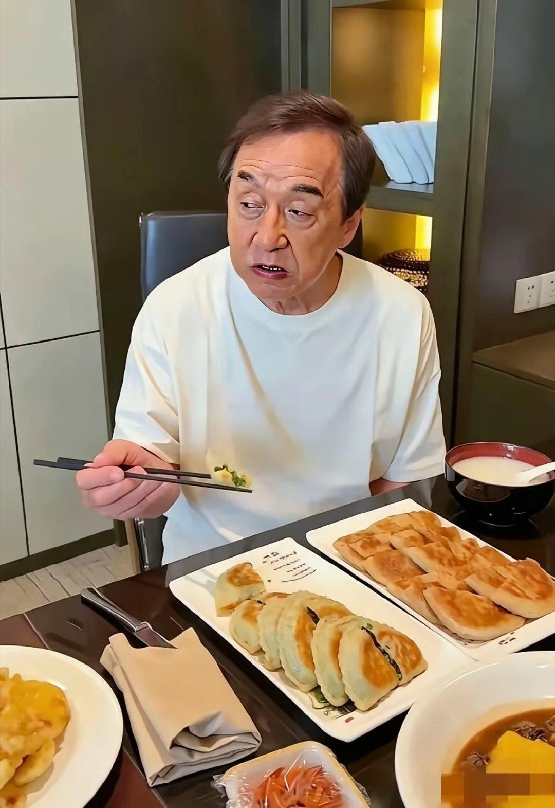 万万没想到啊！这么有钱的一个人竟然吃得如此的节俭朴素！不愧是国际巨星啊！​​​