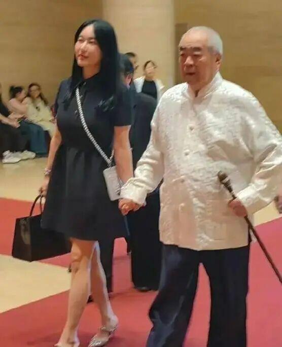 有感范曾87岁得子八十老翁得一娃，笑遍华夏亿万家。如果他是你的儿，将来必定