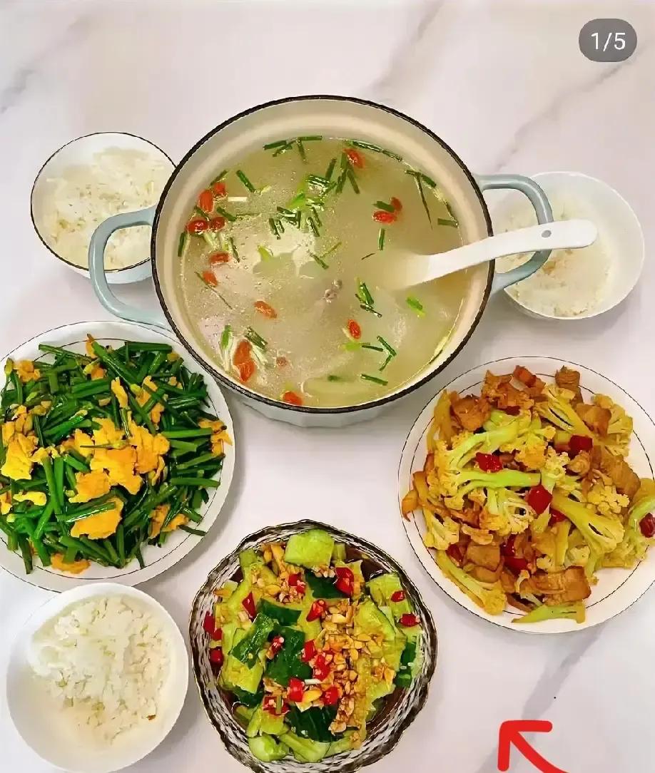 博主刚把四菜一汤端上桌，小姑子夹了一筷子茄子就皱眉起身，拎包走人，连句招呼都没留