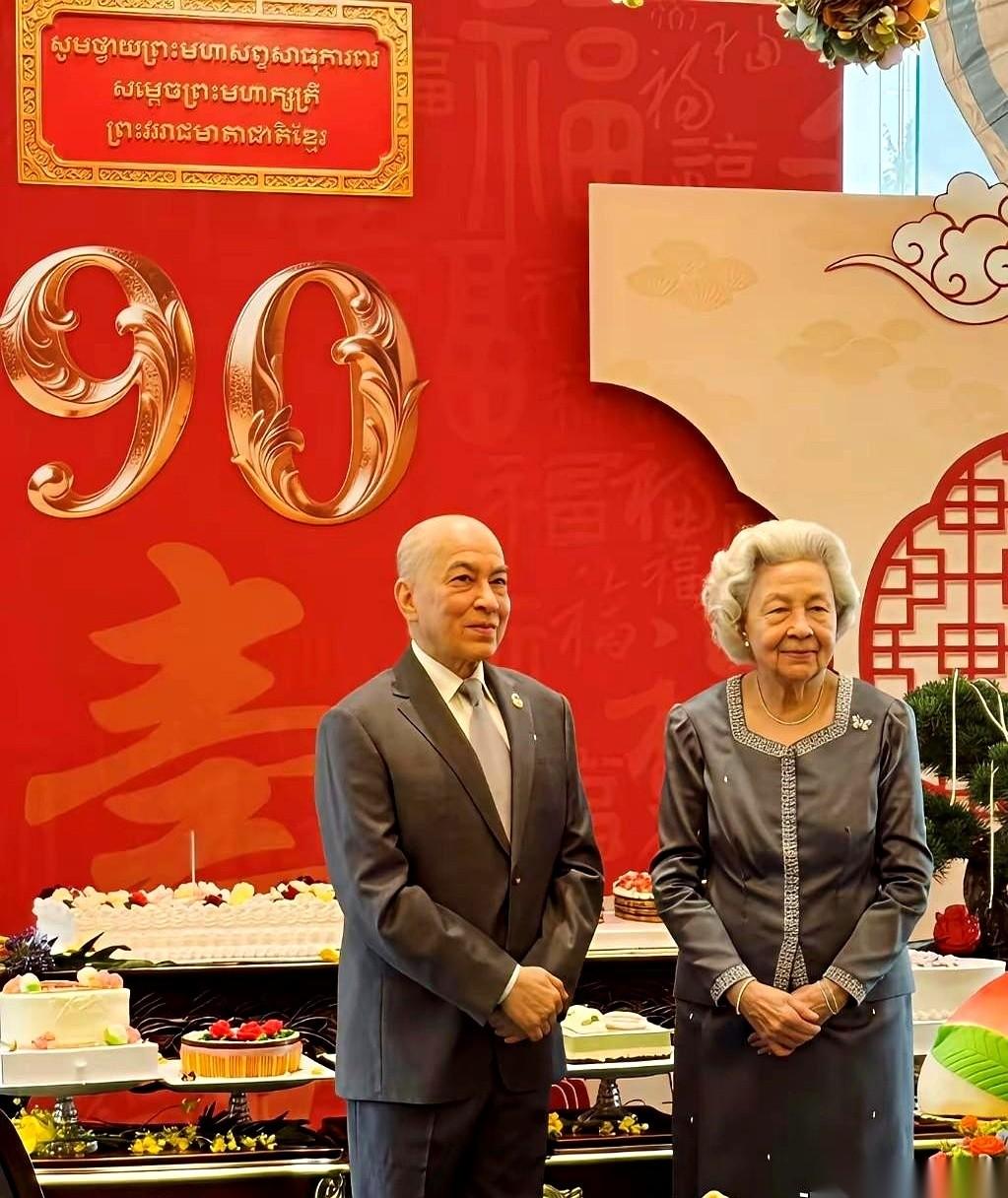 柬埔寨国王西哈莫尼，刚刚给老母亲莫尼列太后办完了90岁大寿。这场寿宴的主角，是