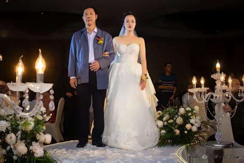 我一辈子赚洋人的钱，可我一辈子痛恨这些洋人我女儿嫁了个犹太人，虽说对方家境优渥