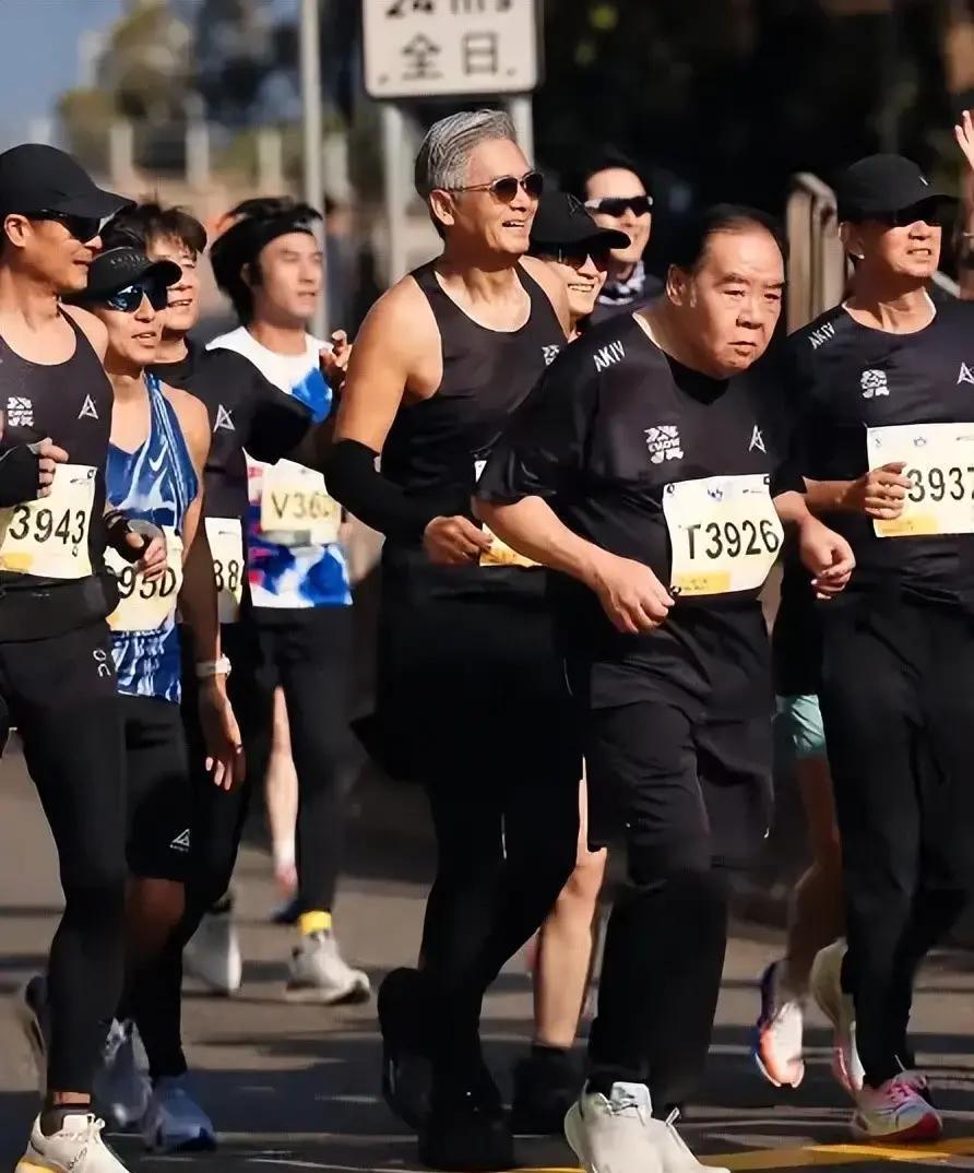 2026年2月27日，70岁的周润发出现在维港晨跑，被网友偶然遇见，画面一经传出