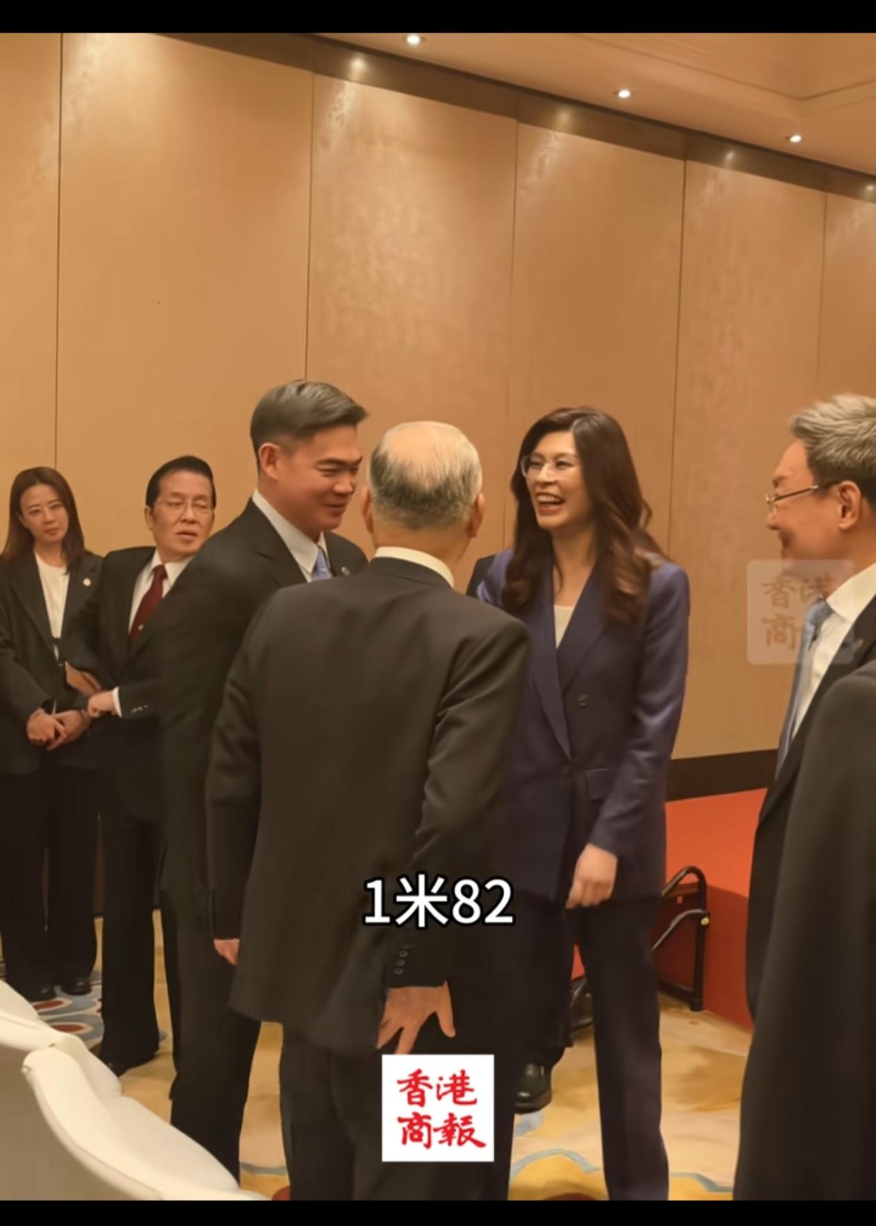 郑丽文在记者会后走到连胜武跟前笑问：“你和你哥哥连胜文的身高谁高？”连胜武说：“