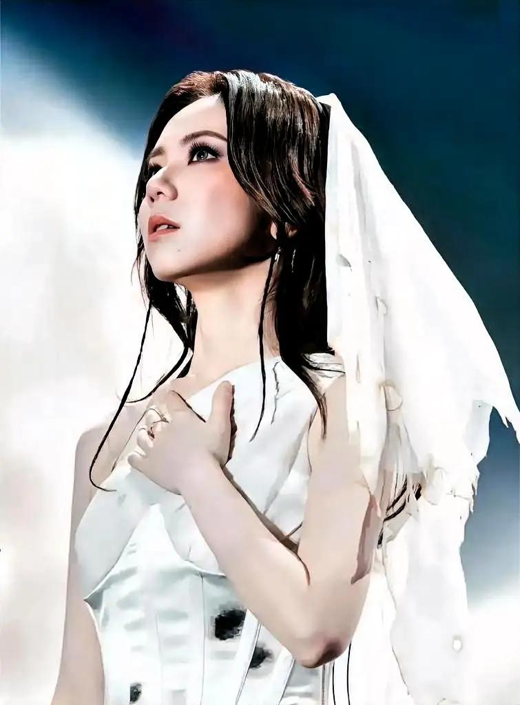 单依纯尽管天赋出众，但近期却争议不断。由于急于吸引关注，转变存在积极与消极之别