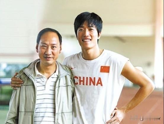 2004年刘翔跨栏夺冠后，开发商送他一套225万的房子，他豪气地送给教练，不料，