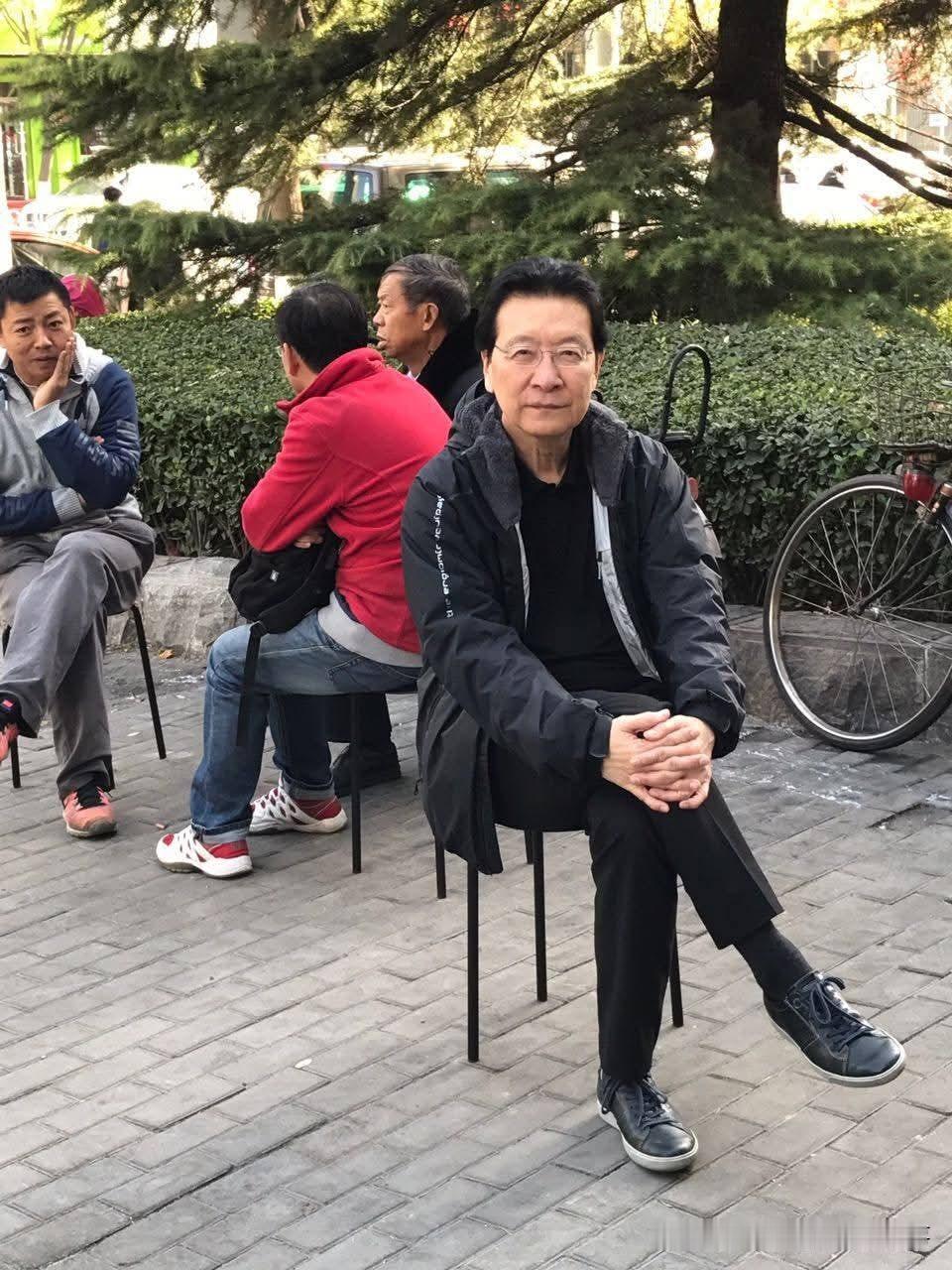 赵少康在北京街头等涮羊肉影像我向来对国民党人没什么好感，不论是孙中山去世后被蒋