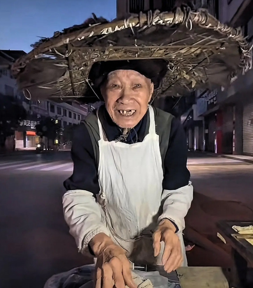 “这也太固执了！”四川乐山，凌晨90岁老人在街头摆摊卖粽子，30年坚持不涨价，只