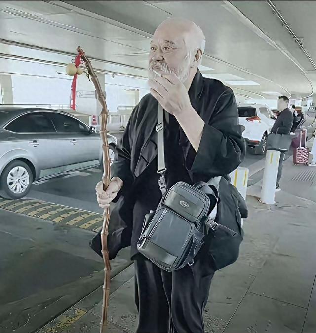 偶遇老戏骨李琦！机场等候的样子，好似山中修行高人说起李琦，妥妥的实力派老戏
