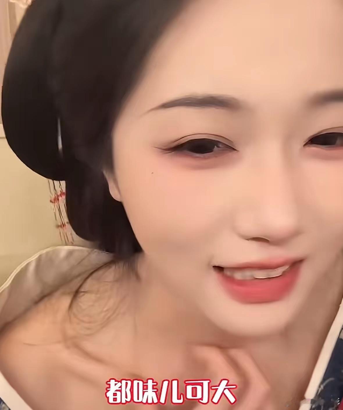 岳雨婷说，短剧的床戏，其实都是忍着恶心拍的。她和男主躺在上面亲亲亲，实际上都快双