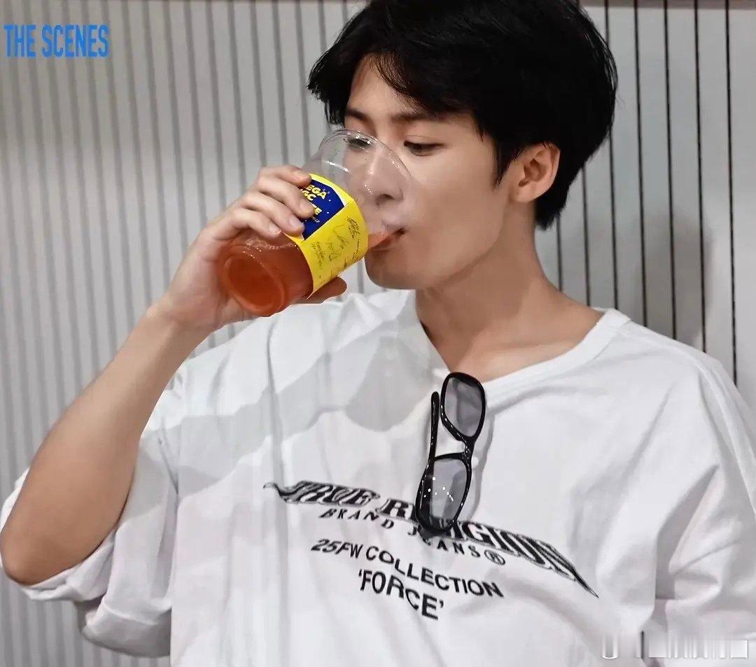 网友吐槽，檀健次素颜吹光滑水嫩也太离谱，粉丝滤镜八百层，合着明星的素颜能跟精修比