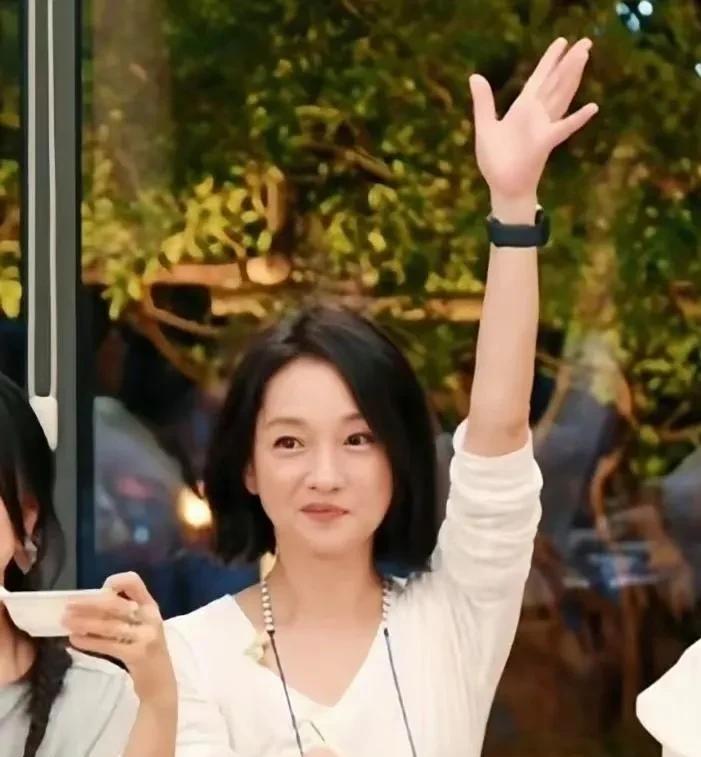 50岁的周迅活的很通透，不医美，不生娃。爱情来了就全心投入。爱情走了就一