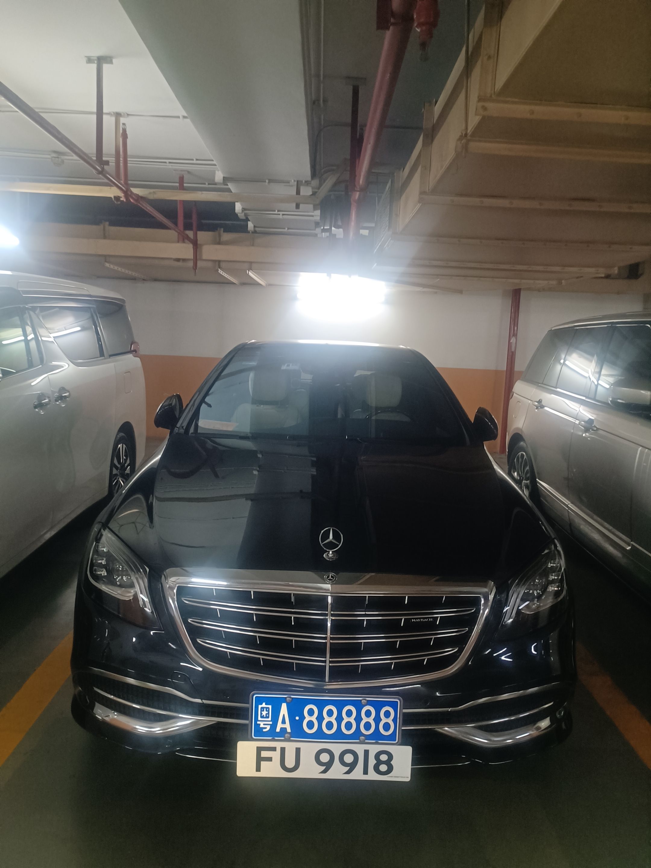 粤A88888对比粤B88888，广深两大五连8谁气场更强迈巴赫s级靓车牌