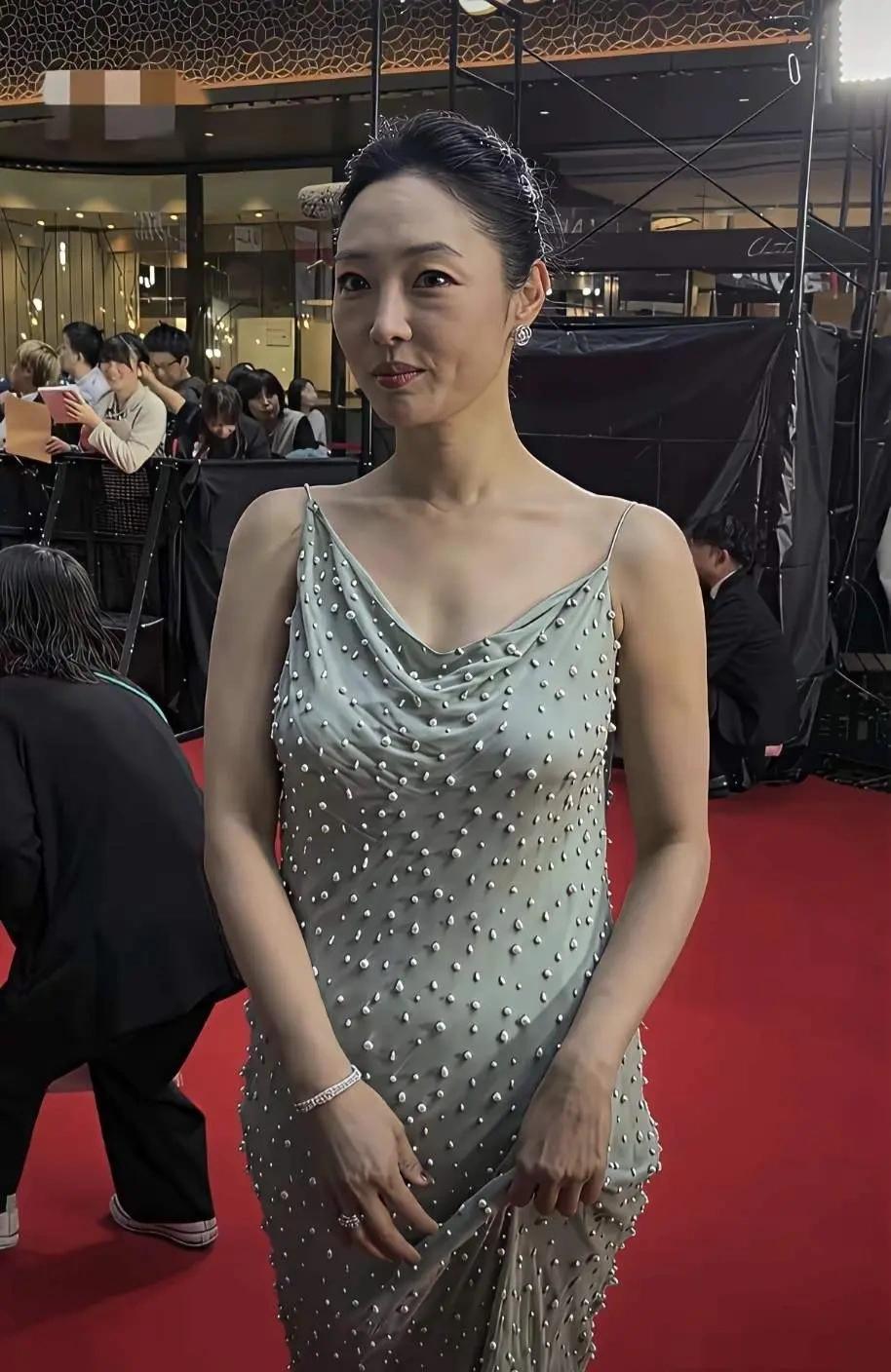 这位演员这条裙子，这个状态，有点难评和我印象中的她，差距太大了。