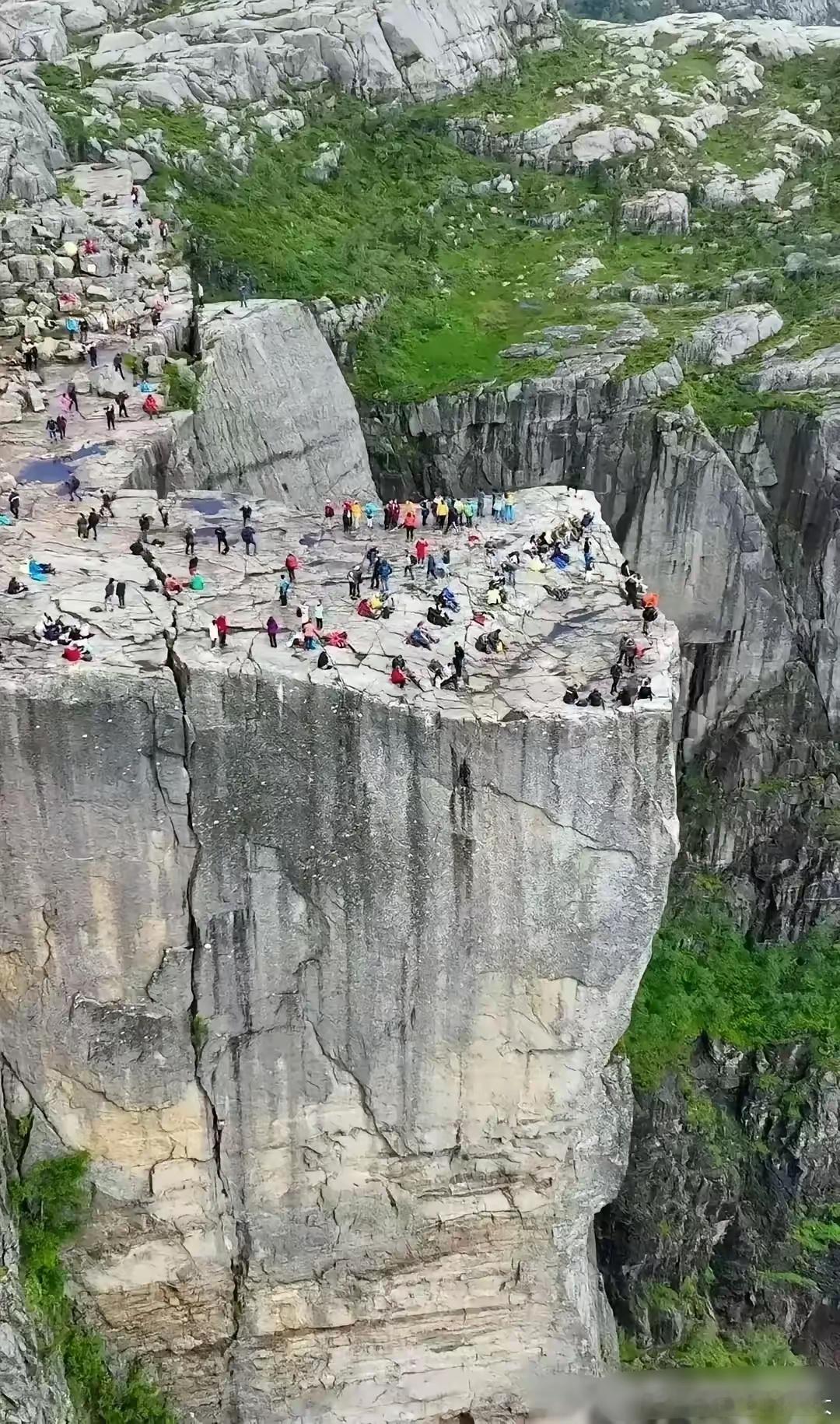 山顶上的一幕，惊呆了。​​​