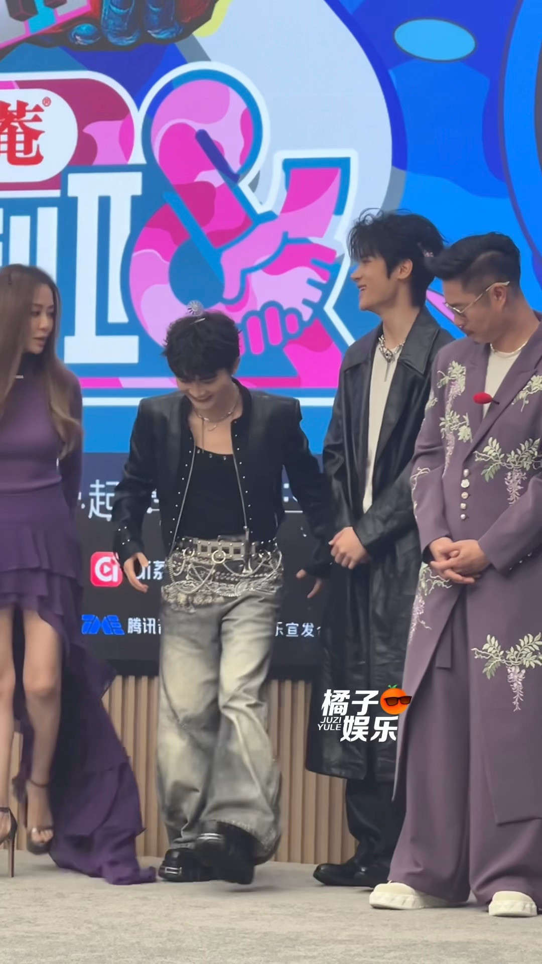 周深一动张峻豪嗖一下就过来了哈哈哈哈！两个人讲什么悄悄话我也想听张峻豪