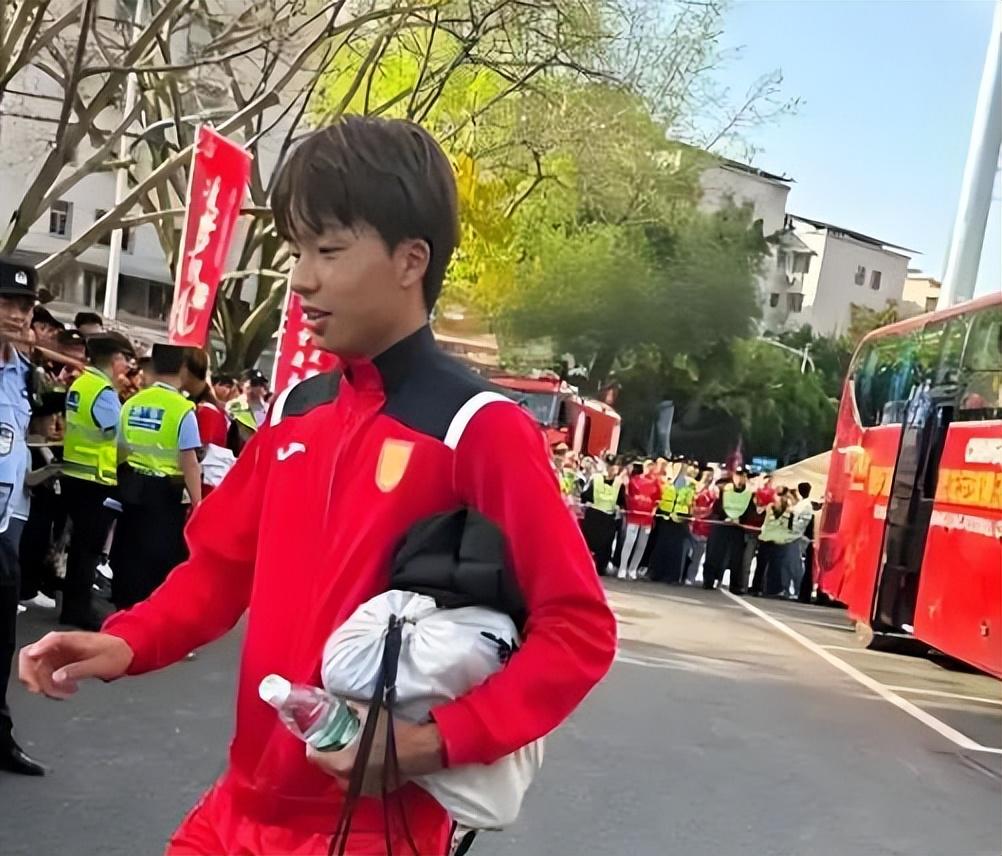 李镇全还在医院养伤就收到一份大礼，重庆铜梁龙官宣确认上级部门专门派人来医院探望李