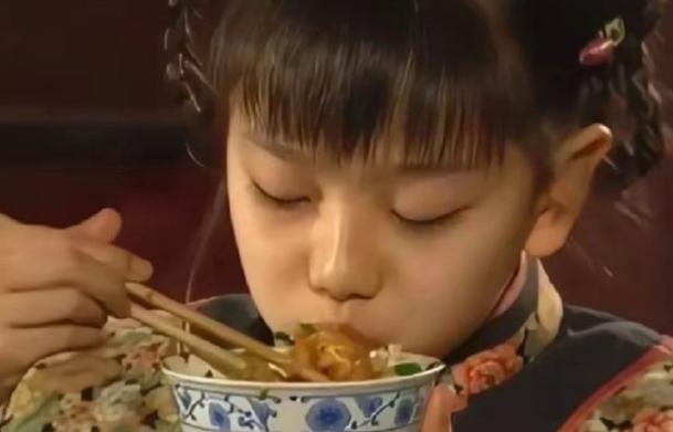 拍摄《还珠格格》时，因缺乏仿真菜，琼瑶坚持全用真菜进行拍摄。​​​
