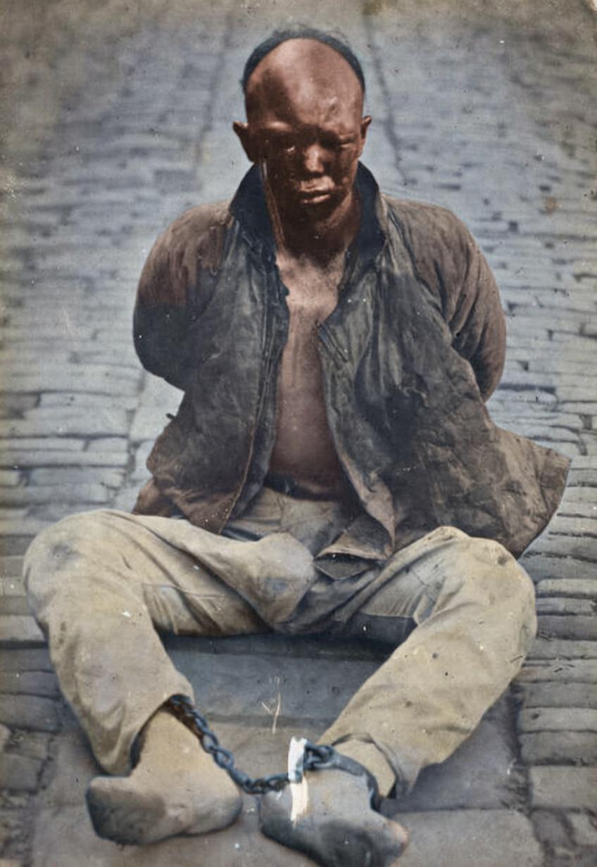 这张照片定格的，是武昌起义前夜，革命党人杨洪胜被捕后受尽酷刑的瞬间。他双眼被打肿