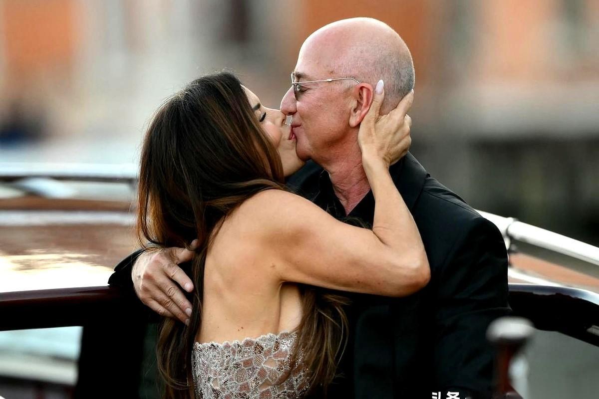 刷到一条新闻，说2025年贝佐斯要结婚了。世界首富的婚礼，你说到底是在结什么？