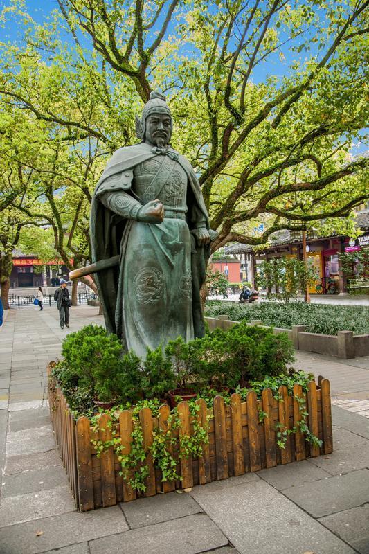 岳飞若割据一方，历史走向或许会天翻地覆。从能力上看，他军事才能卓越，岳家军纪律严