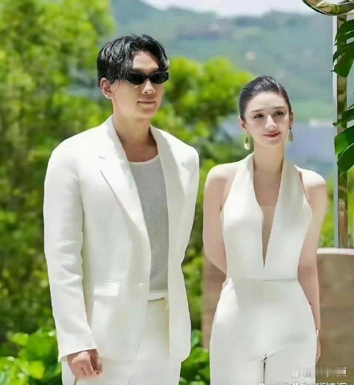 黄奕往‏⁠﻿R﻿ain身边一﻿⁠﻿站﻿，立﻿马变成韩‎剧女⁠主‏既视感﻿⁠。