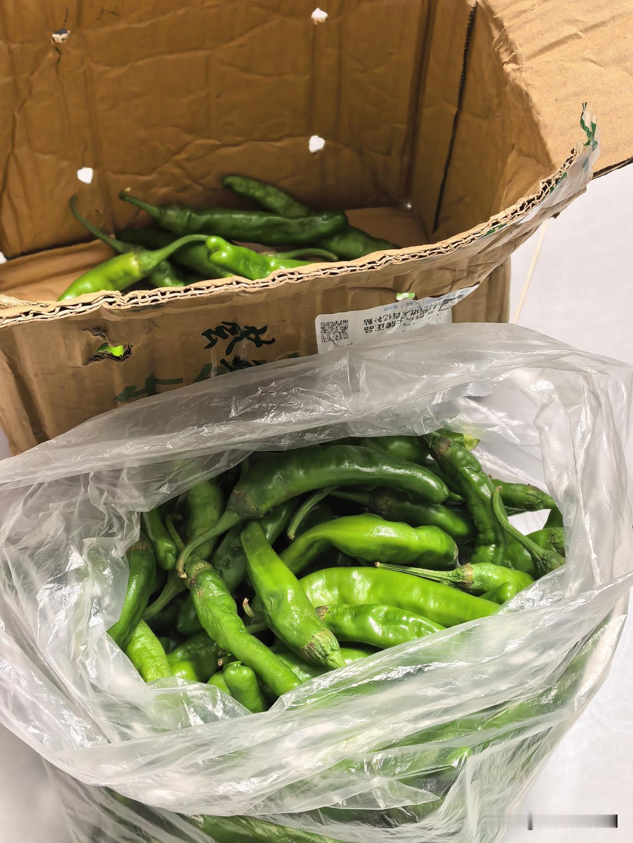 网上买了2斤湖南樟树港小辣椒到了，不用小炒了，看着就是我要的广州的辣椒大，没味