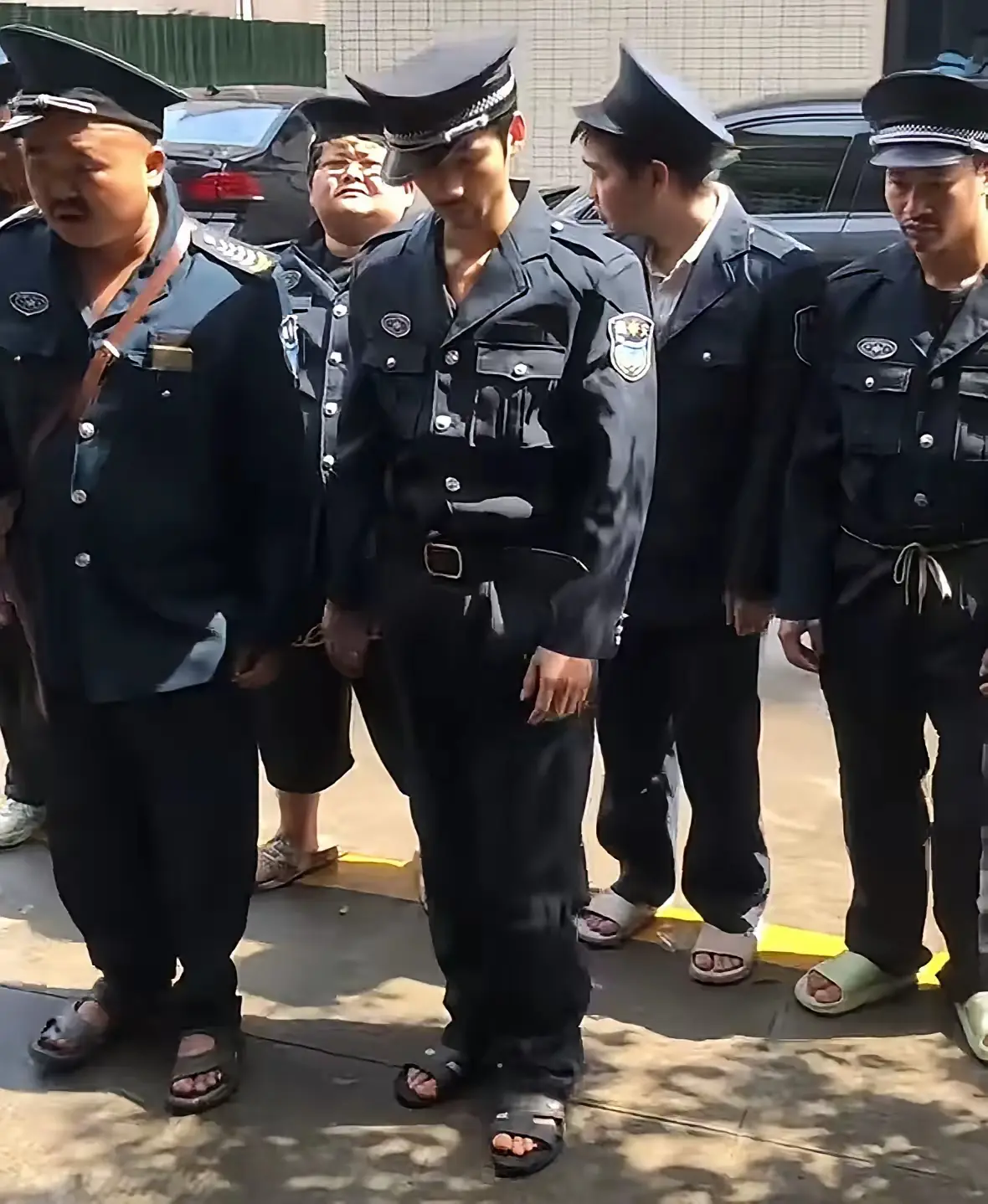 老子干了十几年保安，好不容易供儿子读完大学。