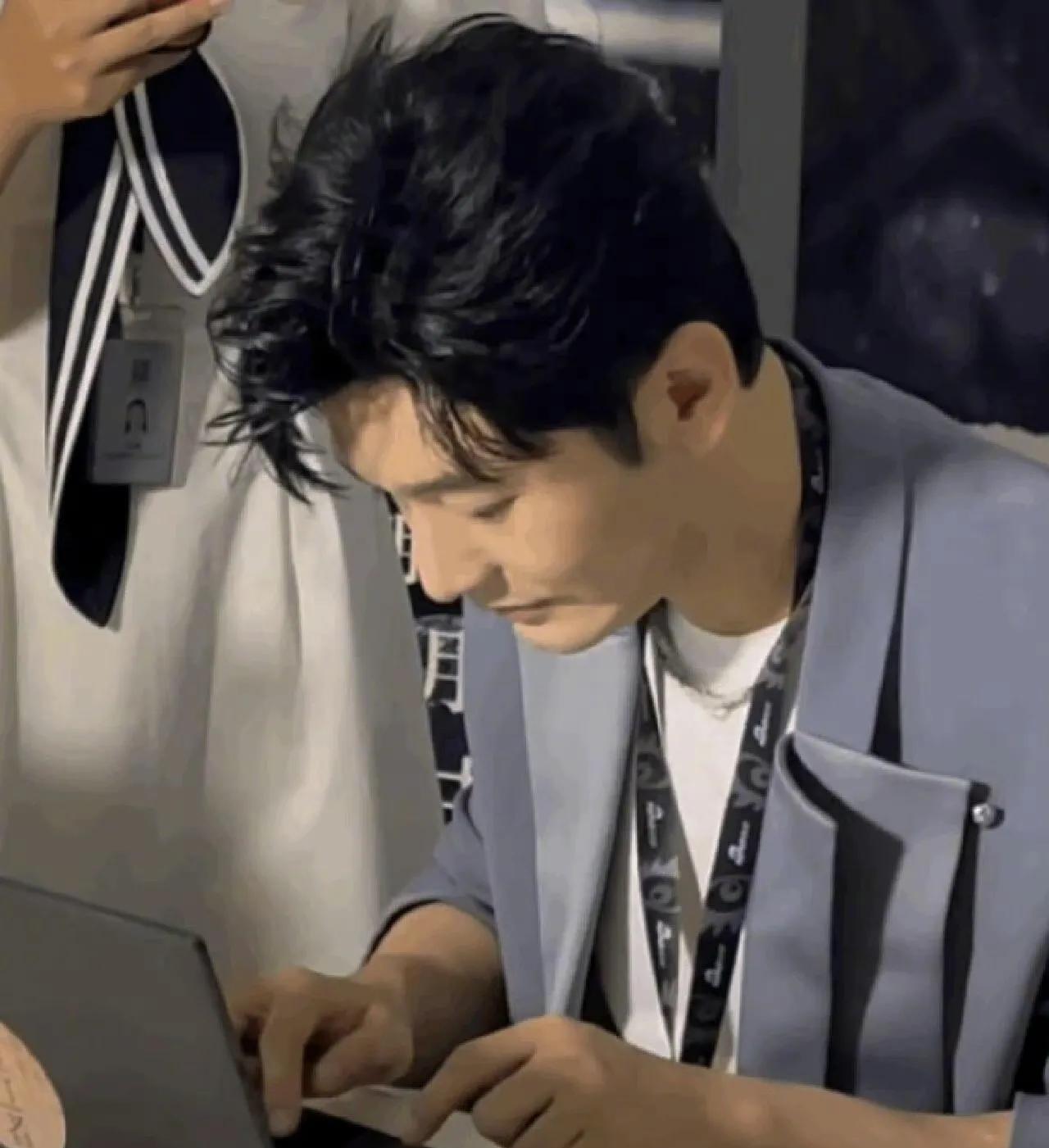 黄晓明太尴尬了！5月12日，有网友发现黄晓明成功进入了上戏考博的复试了，这本来