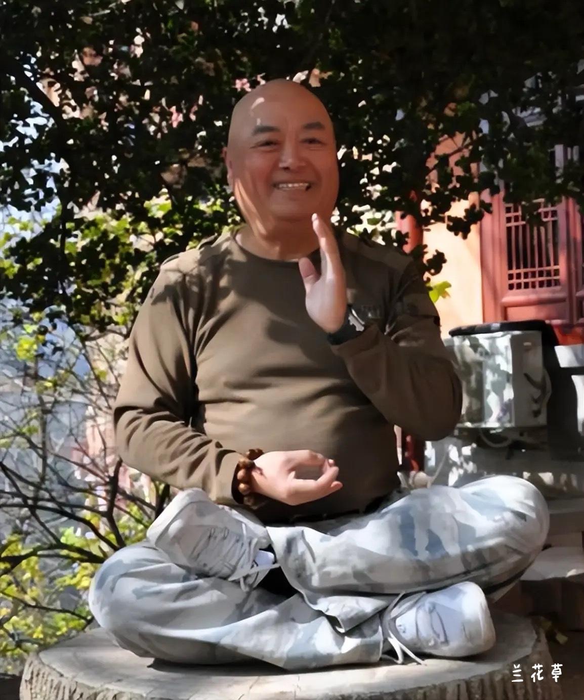 这是毛永明？当年那个俊朗小生跑哪儿去了？简直是一个大肚佛。还记得，电影《小小得