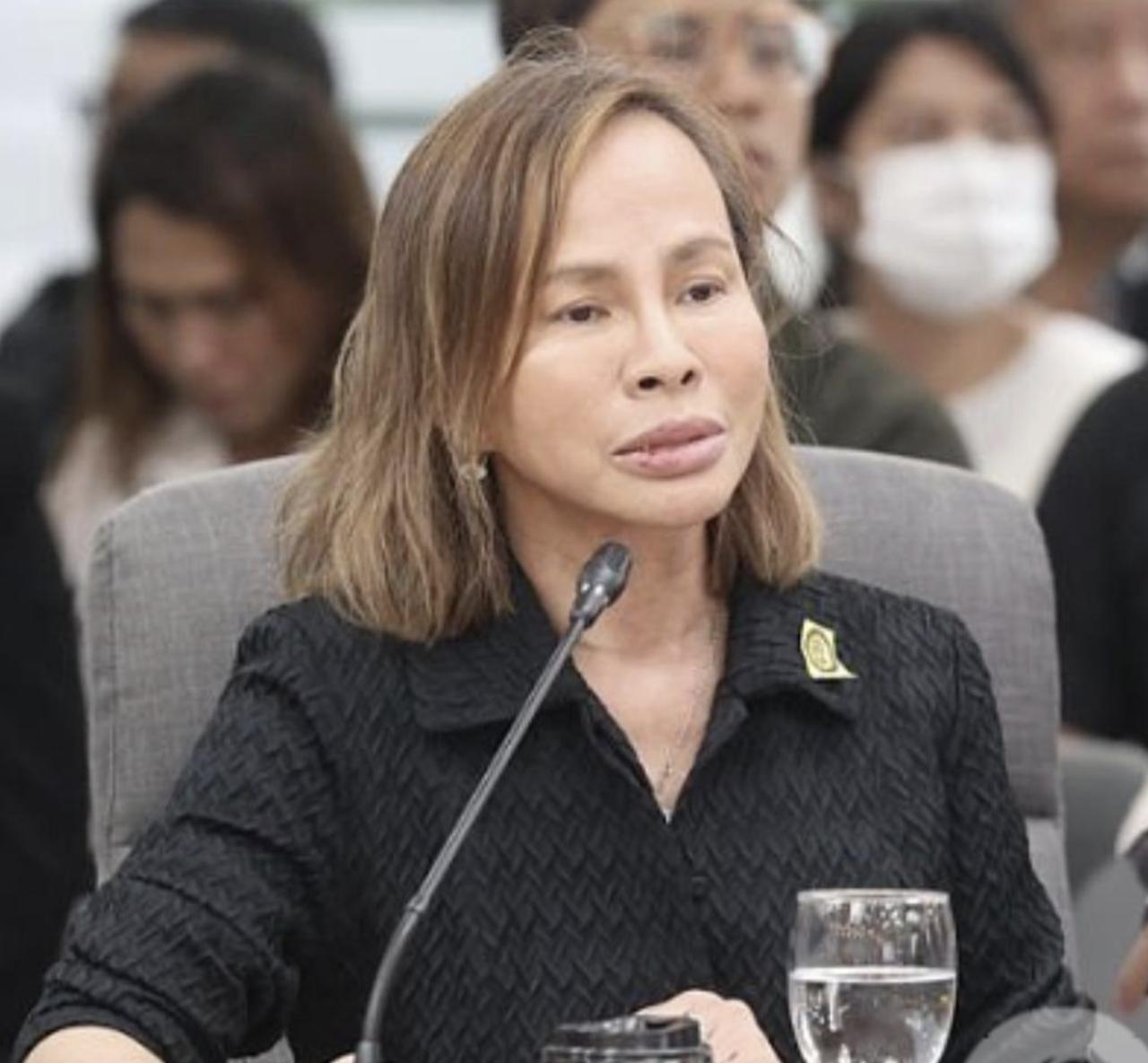 菲律宾传来一个大消息。前公造部副部长玛丽亚·卡布拉尔的遗体，在距一条公路30