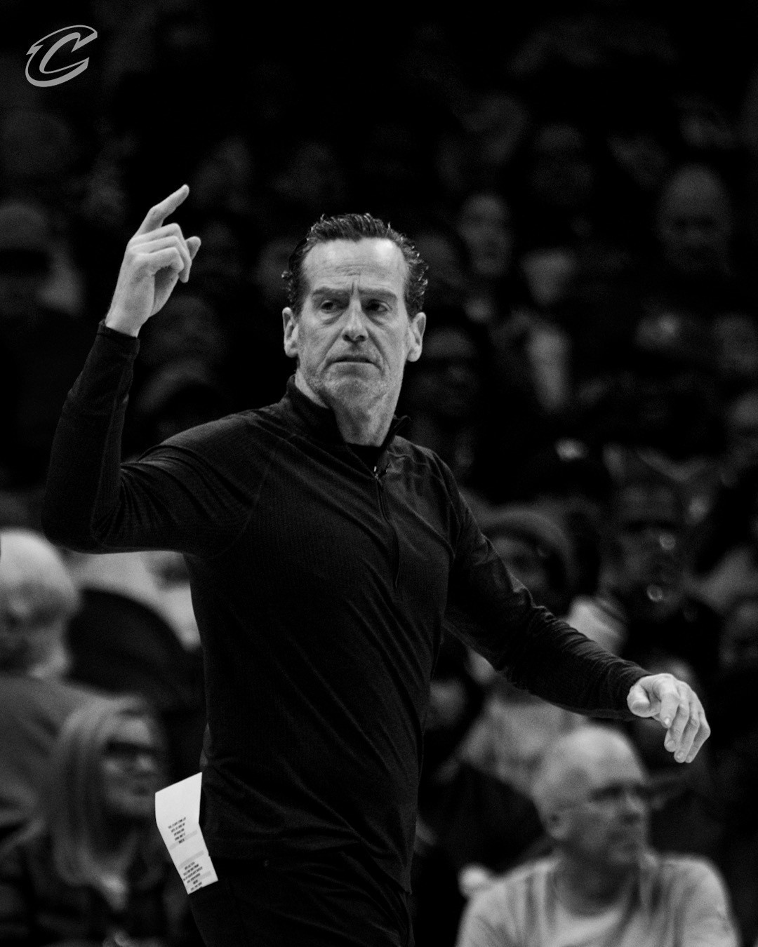 这场比赛，哈登前三节就只打了25分钟，本来是按着32分钟的时间节奏走的。但阿特金