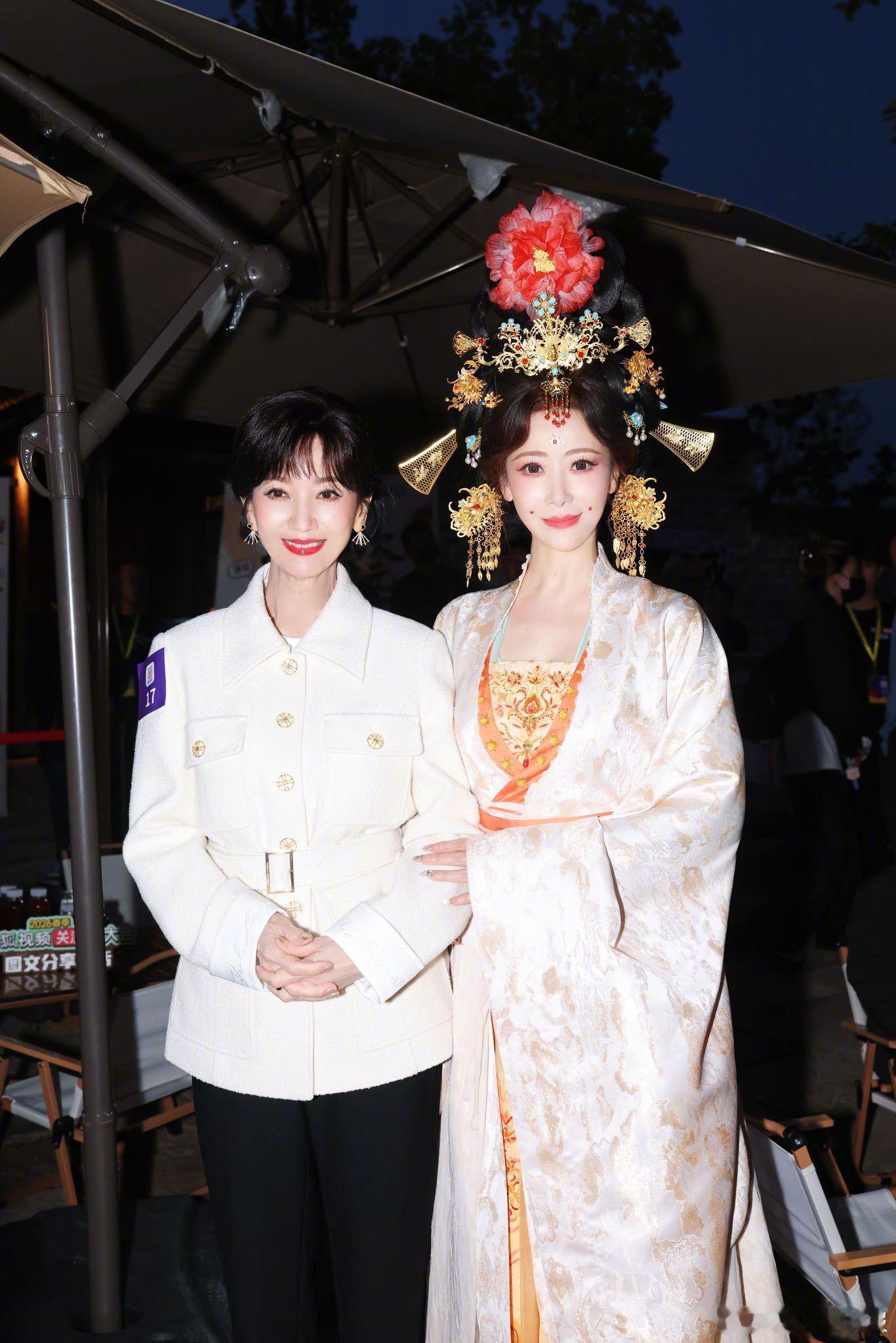 赵雅芝陈紫函两代青白同框杀疯了谁的DNA狠狠动了！×两代白蛇青蛇同框了！当年荧