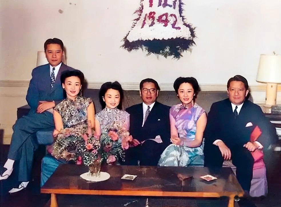 一九四二年，在美国豪华别墅内的宋氏三兄弟和他们的三位美貌妻子，绝非演员所扮，确是