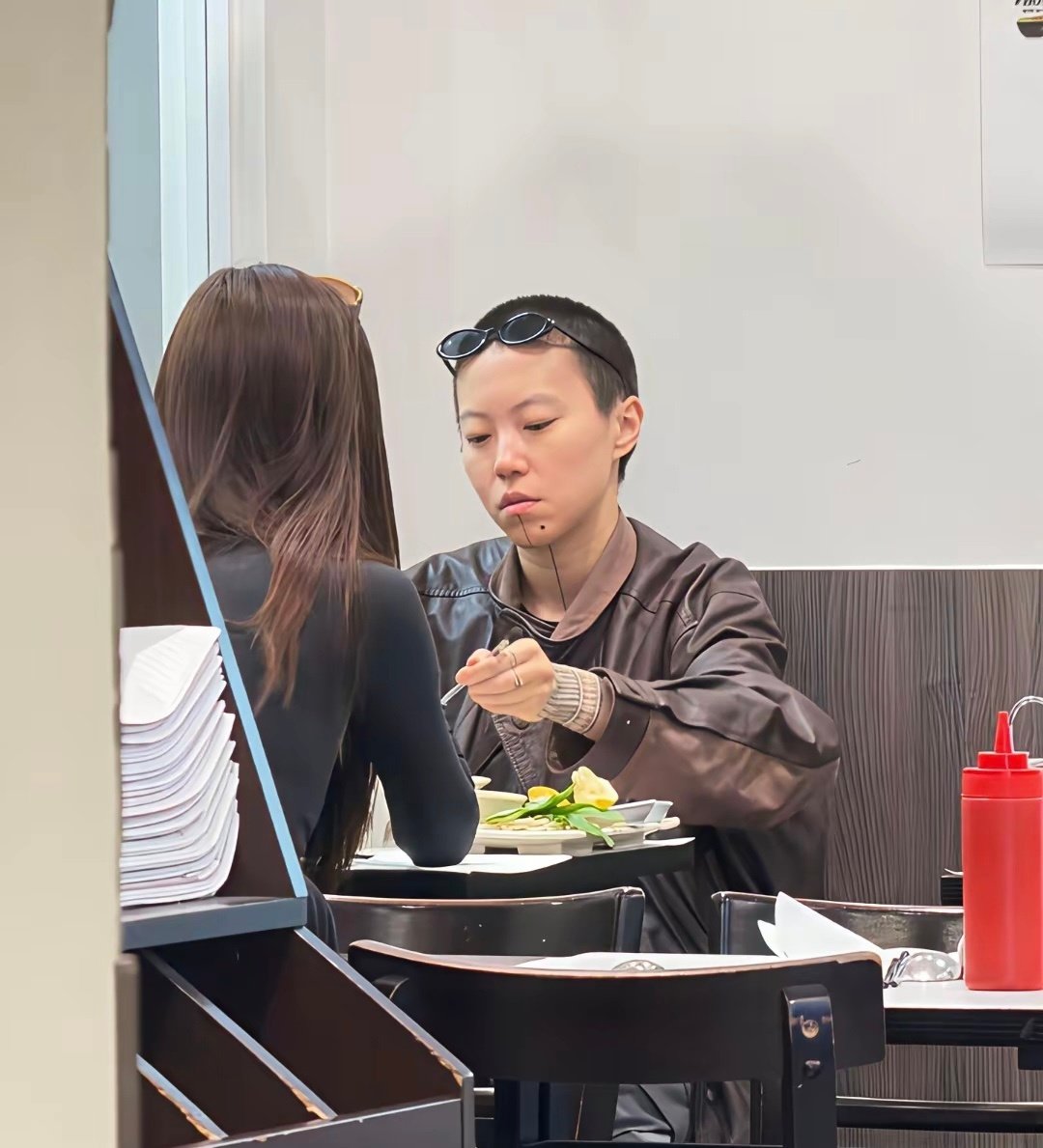 29岁的窦靖童在法国巴黎一家餐馆吃汤面被偶遇，留着寸头短发，下巴刺了纹身，中性打扮非常酷。但颜值确实