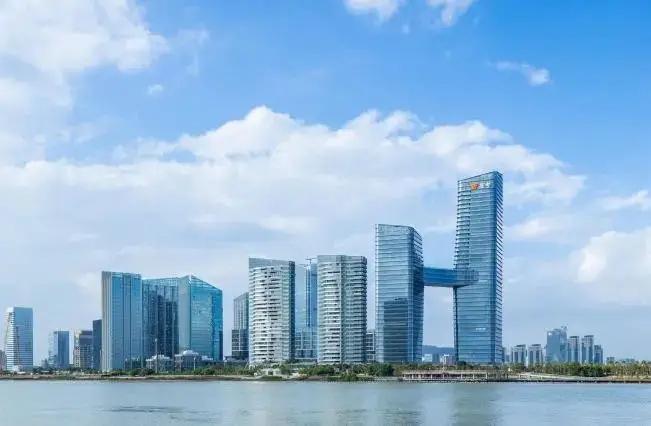 5月4日，越秀地产披露拟进行多项主要及关连交易，于2026年5月1日与相关买方订