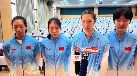 江苏女排亚运会参赛队员接受媒体采访
