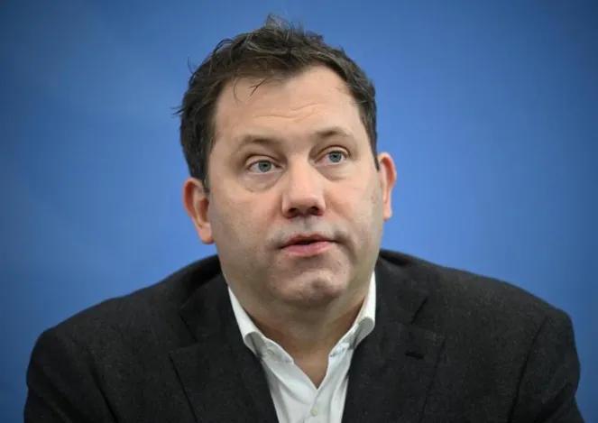 太尴尬啦。前脚德国副总理兼财政部长克林拜尔18日说，德国不能被美国针对格陵兰岛的