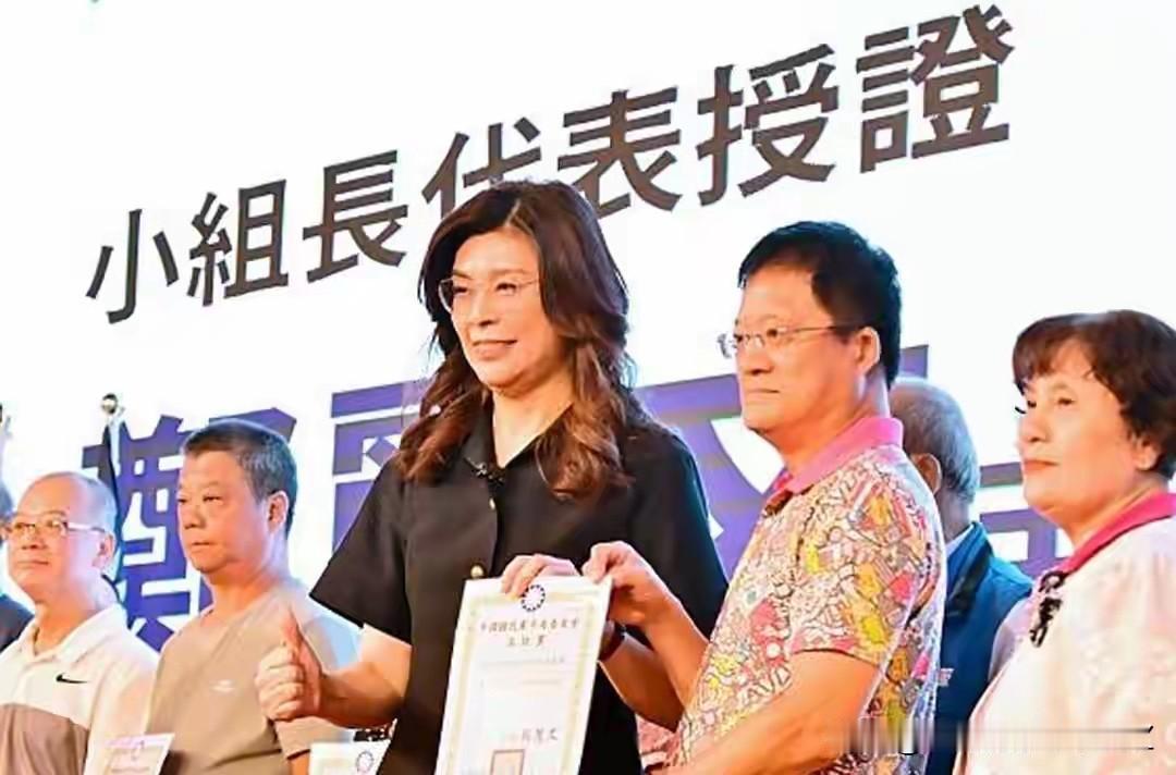 7月4日上午，国民党主席郑丽文前往台中参加小组长培训暨党务干部座谈会。台中本地蓝