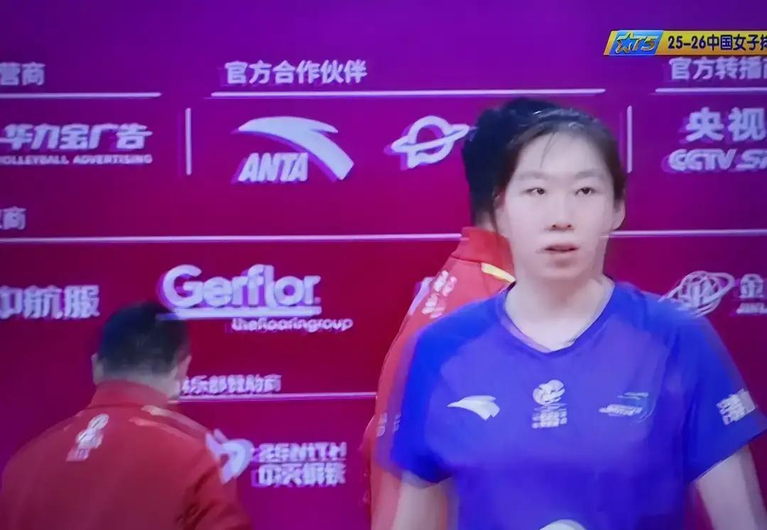 天津女排输给江苏，主教练王宝泉却在更衣室带头鼓掌。因为这场“失利”，他试出