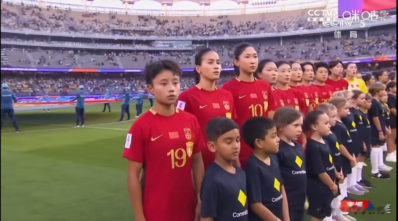 女足半决赛开幕式还是别具一格的，在升国旗奏国歌仪式时，请来了2位歌手现场演唱。