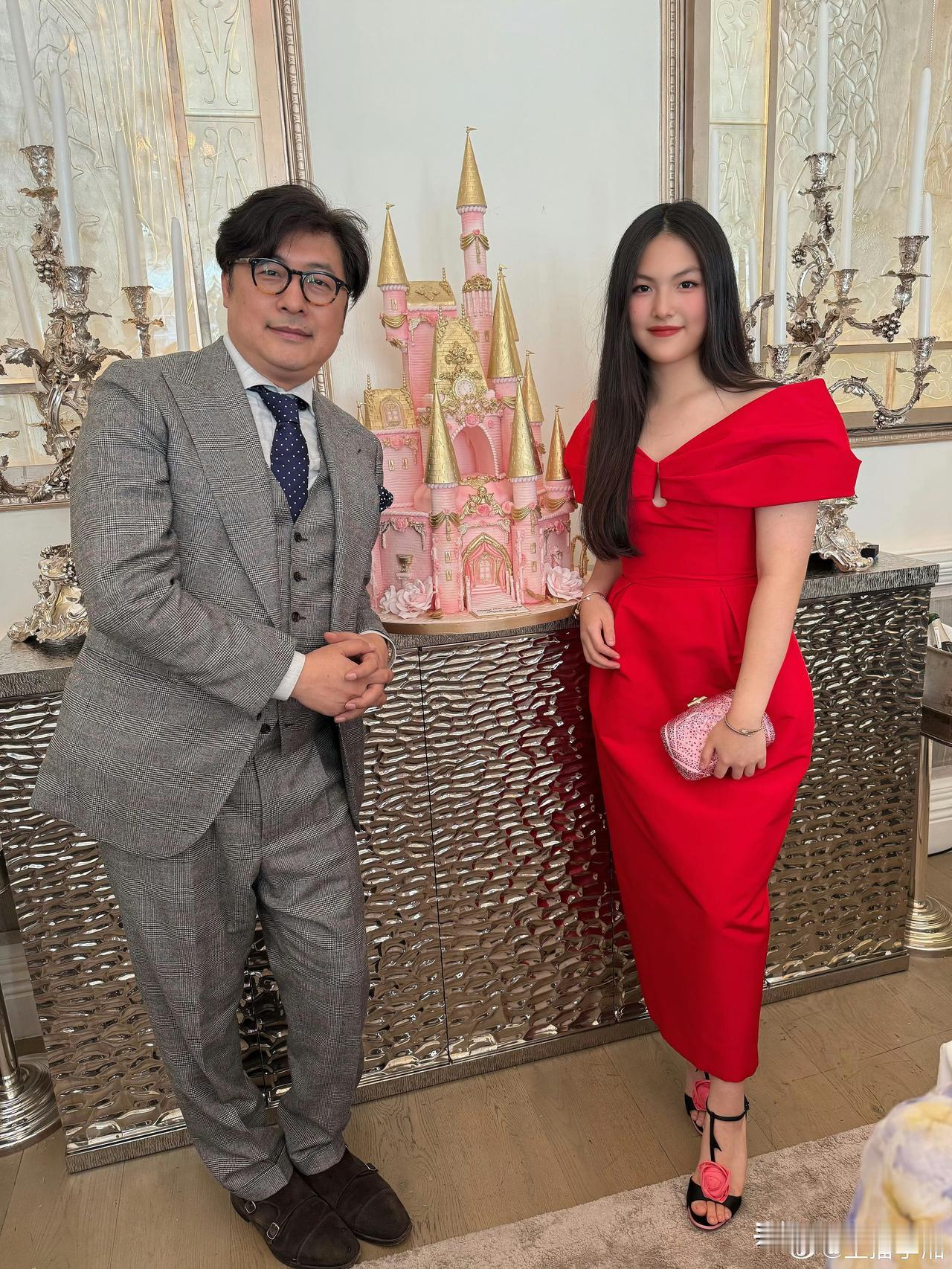 16岁了，看着像30左右，她家的肥胖基因挺明显的