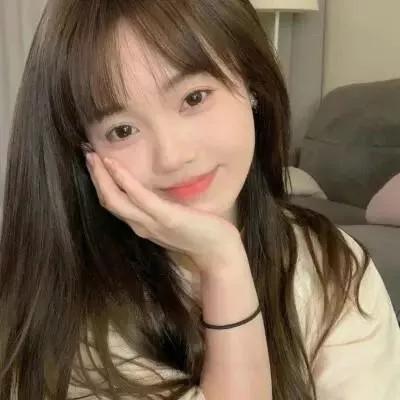 少女感满满，温柔甜美的笑容，自然妆容，居家氛围满满。少女感笑容清透少女感妆容