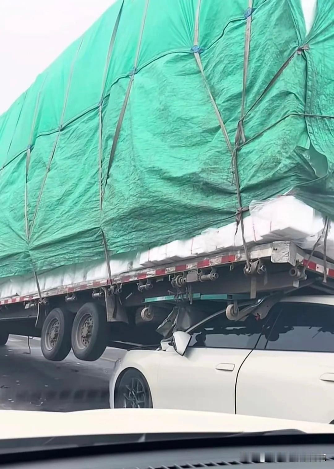 比亚迪海豹06追尾大货车，真的是倒反天罡了。小车追尾大车最怕的是什么？就是“”钻